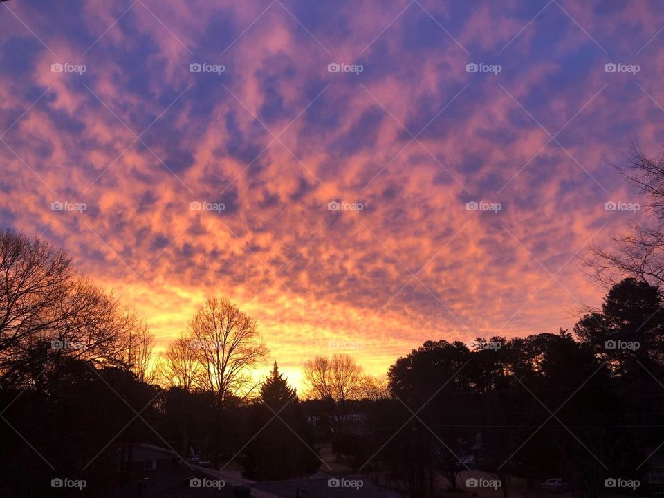 My hobby is watching the sunrise. Beautiful clouds at dawn.