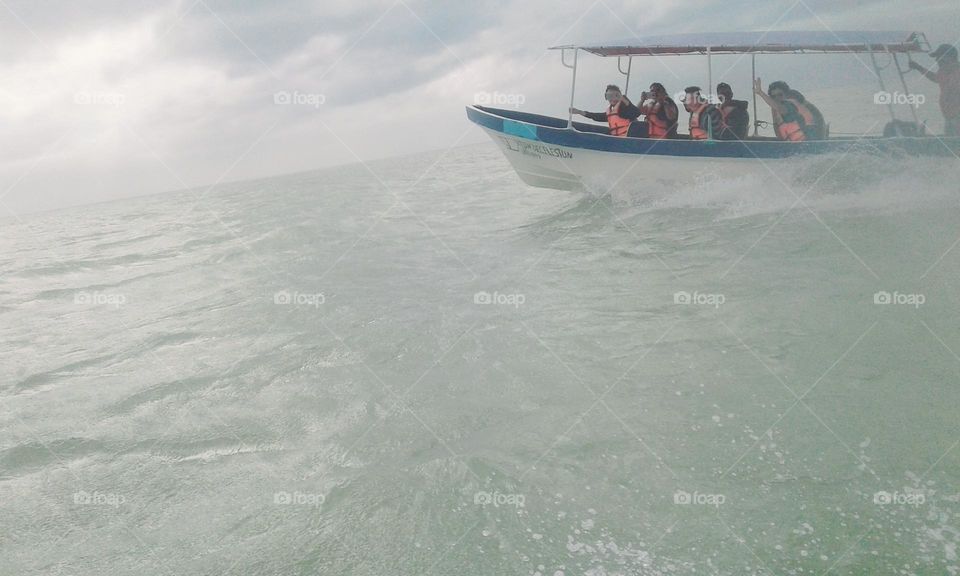 los turistas en la lancha se divierten en el paseo sobre el mar