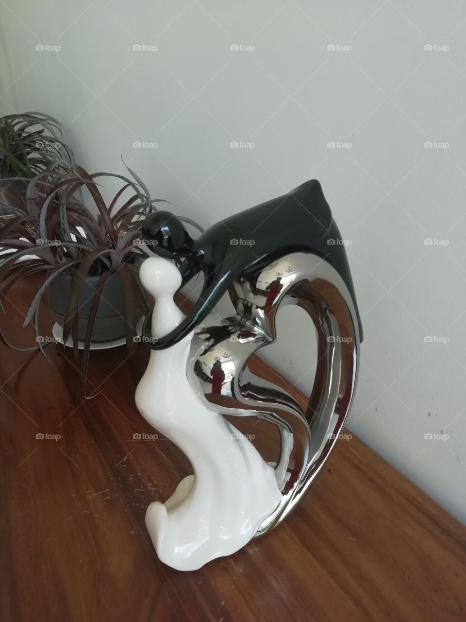 Wonderful piece of ornament to discrib love beyond barriers I guess 🤔