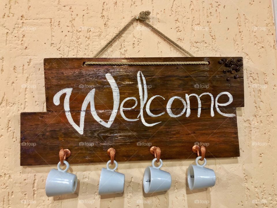 Welcome wood desk design with cups