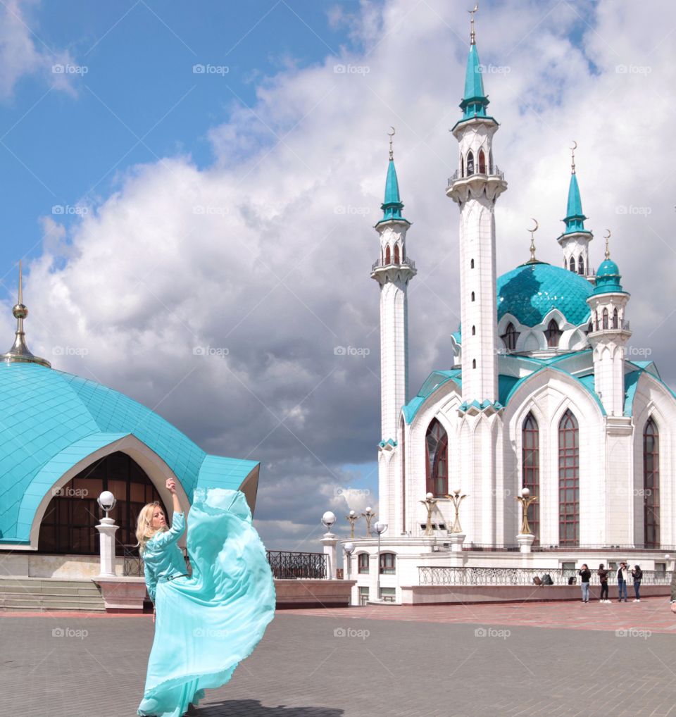 girl on the background of the mosque turquoise color