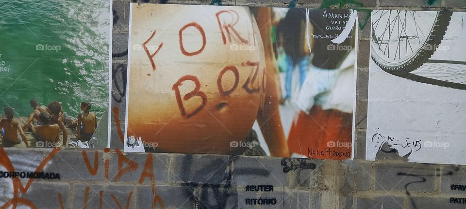 Exposição fotográfica em muro de rua