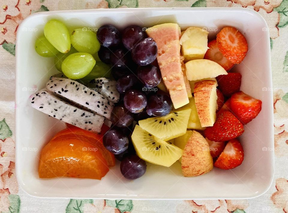 🇺🇸 Delicious fruits for today: grapes, pitaya, persimmon, kiwi, apple, guava, strawberry and… love! / 🇧🇷 Frutas deliciosas para hoje: uva, pitaia, caqui, kiwi, maçã, goiaba, morango e… carinho!