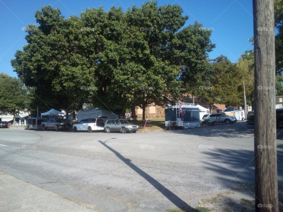 the vendors are setting up there goodies for the apple festival which starts tomorrow.