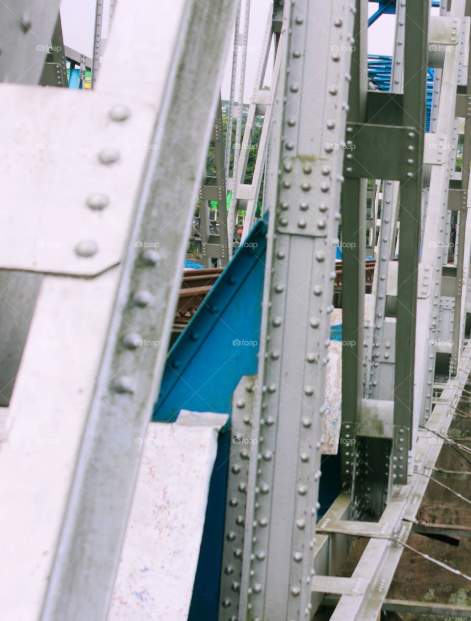 A bridge that is strong, of course, requires a very strong material, as in the structure of this bridge framework using steel that is so big and sturdy