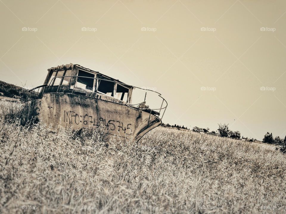 Capture of an abandoned boat in a wheat field. When I saw it, I thought... what a curious landscape, it seems that this boat is sailing in a sea of wheat! ..It deserves to be immortalized in my camera.