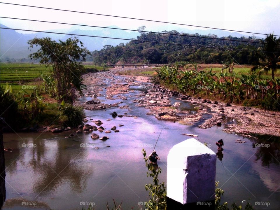mancing ikan di sungai