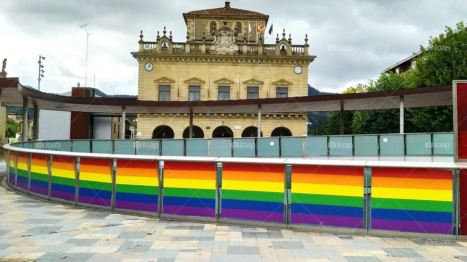 Un pueblo en apoyo de los gays, un Ayuntamiento y biblioteca tolerantes🥰🥰