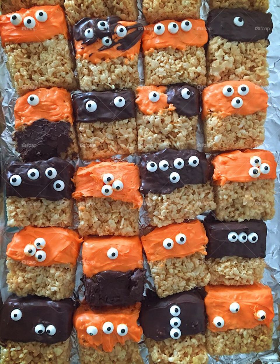 Halloween rice  crispy monsters in black and yellow 👀👁
