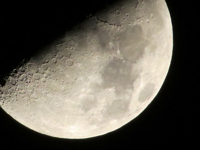 Moon photographed with camera Canon SX50 200x zoom on Sky Brazil 😊

valdemira24
