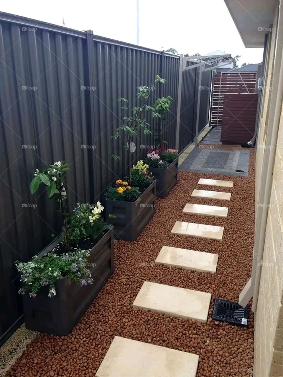 The image embodies a natural natural plate of the mountains of nature, where green agricultural stands are graded on the slopes as if they were lines of a poem, which fog harmoniously wrapped, and clouds hugged them in the mountain knife and the whis