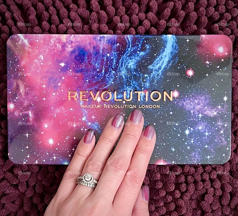 My manicure matches my new makeup palette 