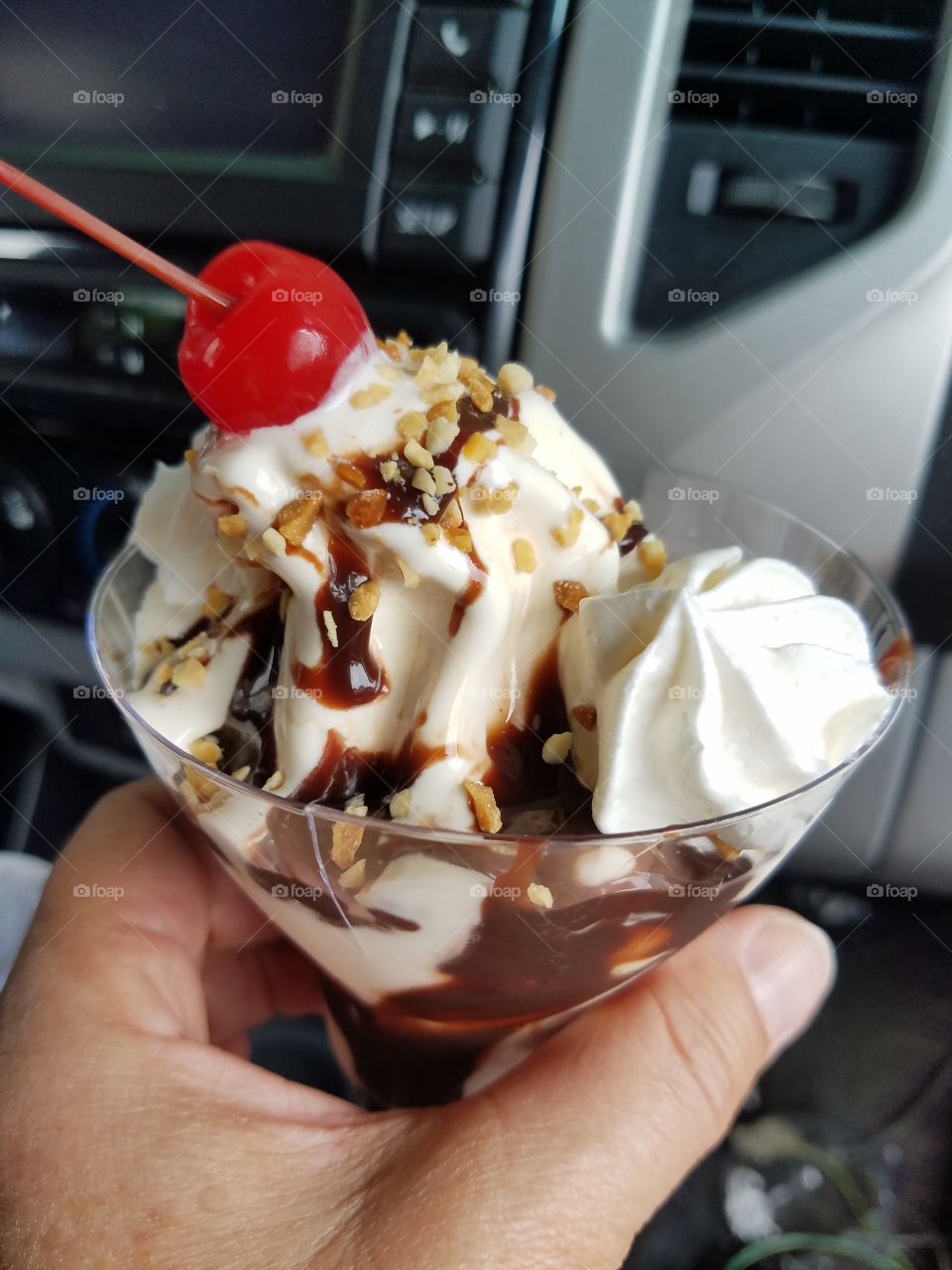 Hot fudge sundae