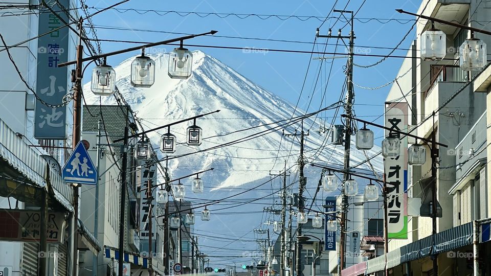 Shimoyoshida has a bit of old streets from the Showa era, with the lampposts and cables on both sides. As this place is close to Mount Fuji so it becomes really popular landmark.