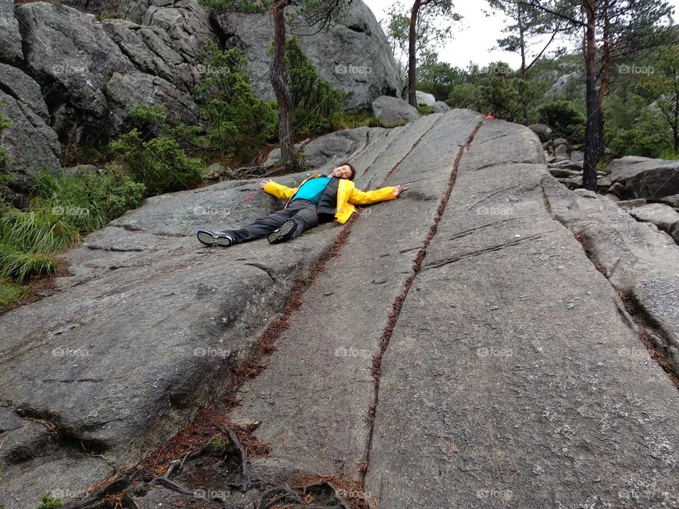 haciendo yoga en vertical