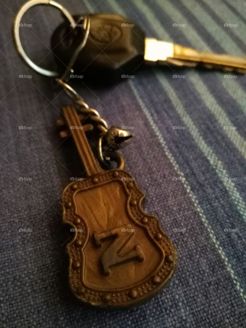 guitar tag with car key