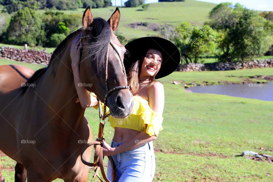 linda menina com seu cavalo crioulo