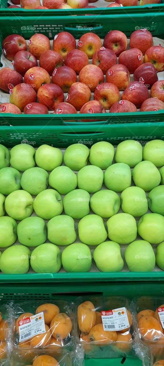 manzanas y nísperos