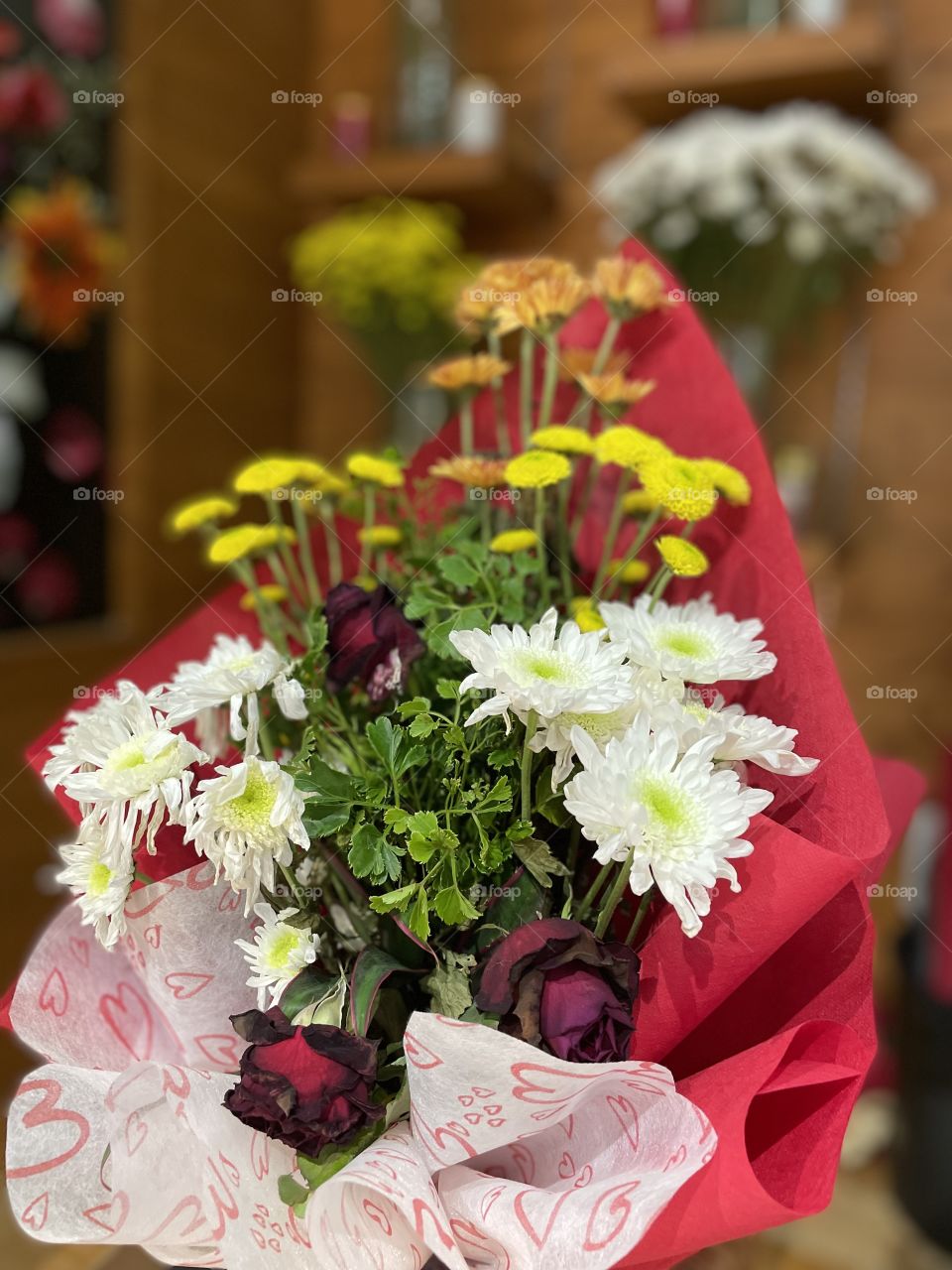 Bouquet of daisies and roses
