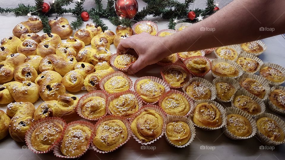 Takes a freshly baked saffron bun - tar en nybakad bulle med saffran 