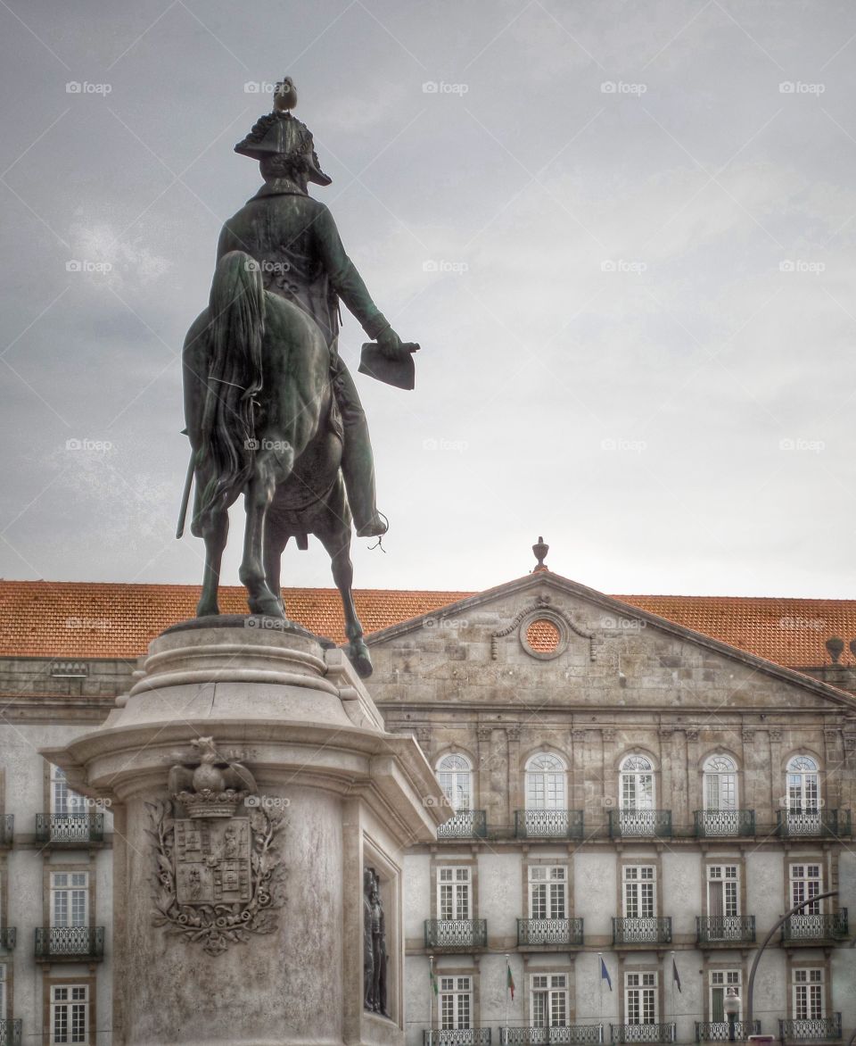 looking forward. Sculpture in Porto, Portugal
