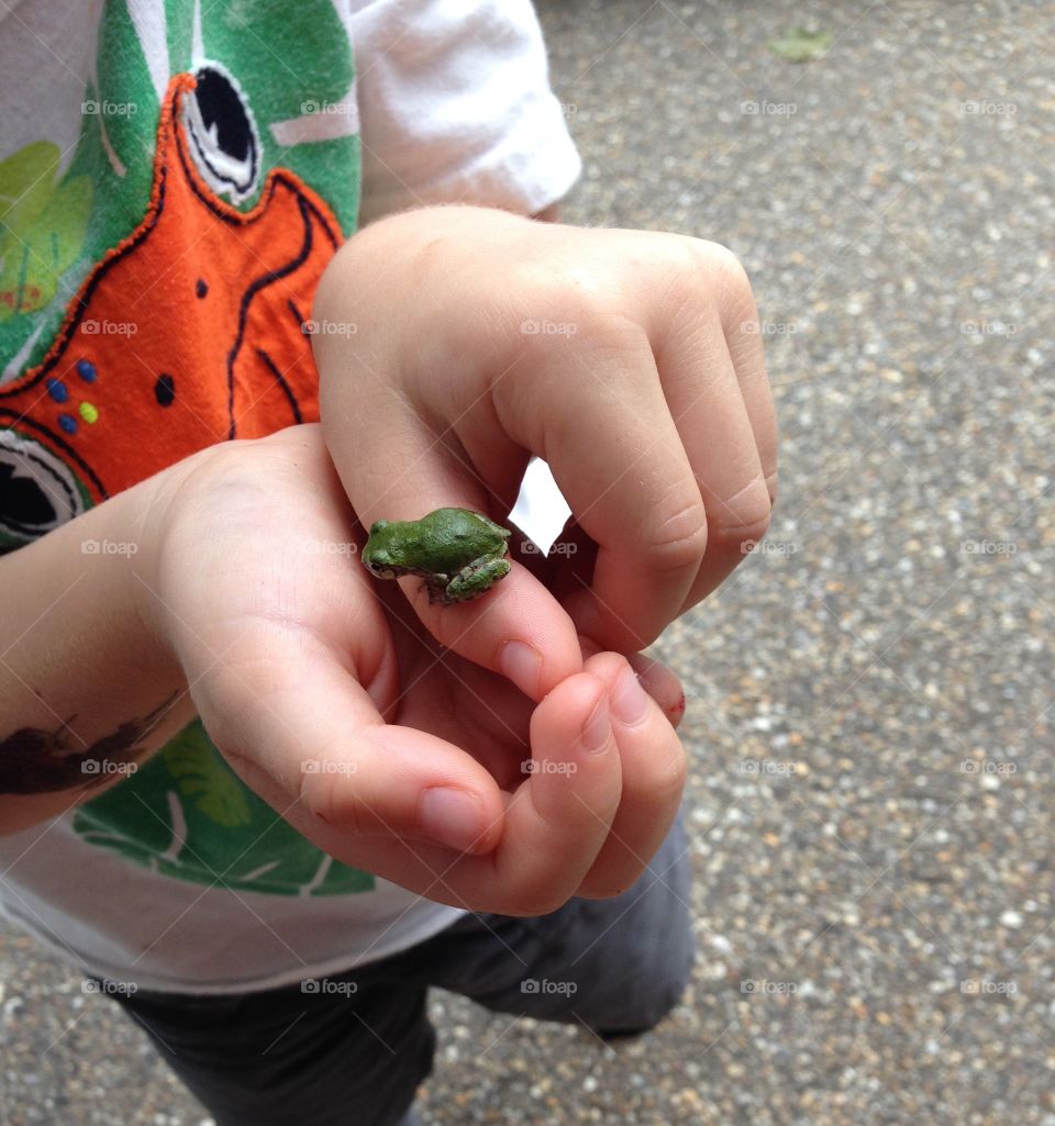 Frog shirt with frog friend