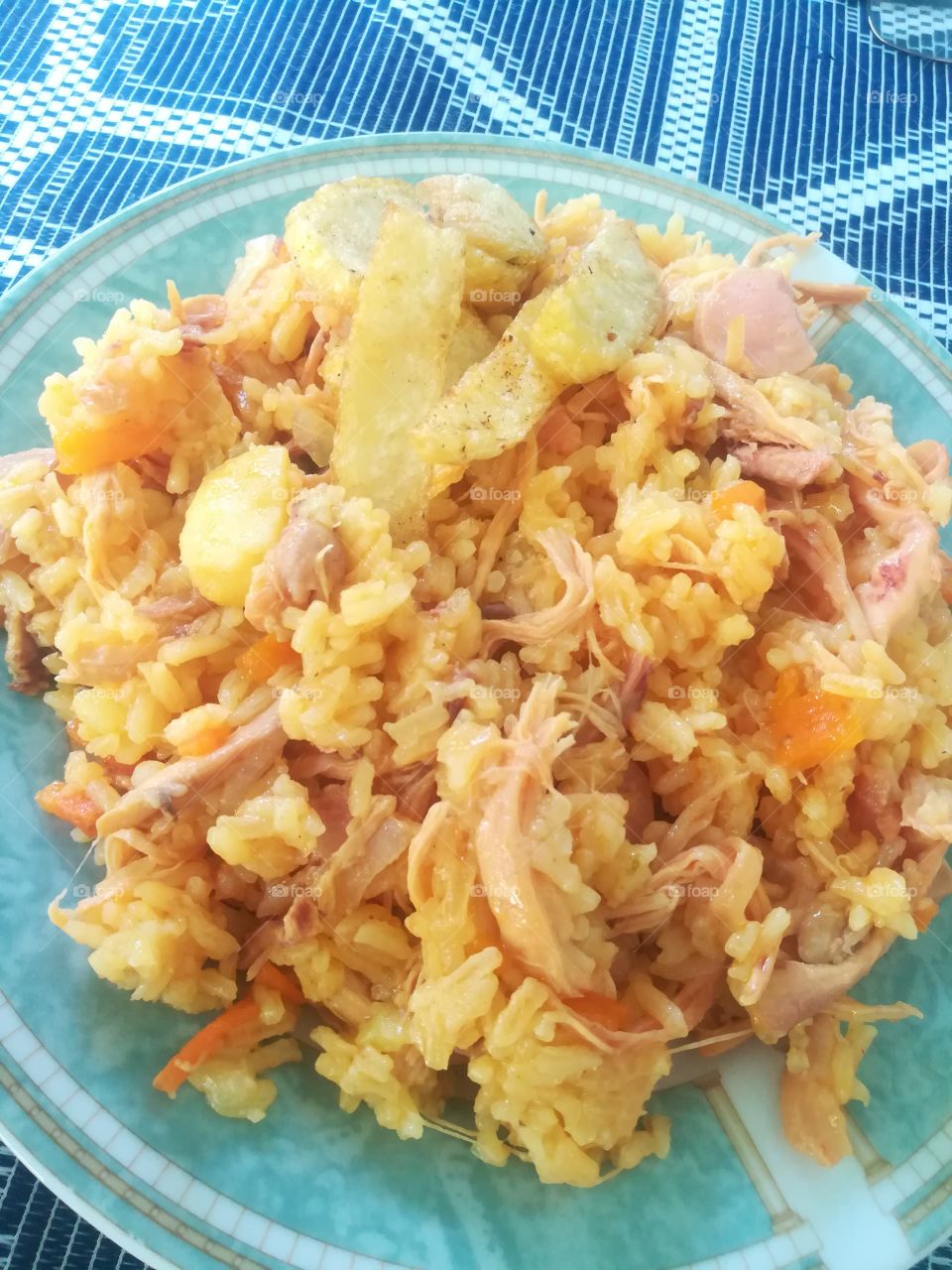 un plato de mamá guiso de arroz y pollo patatas