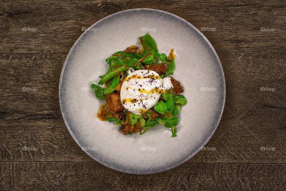 Salad with chicken liver and egg