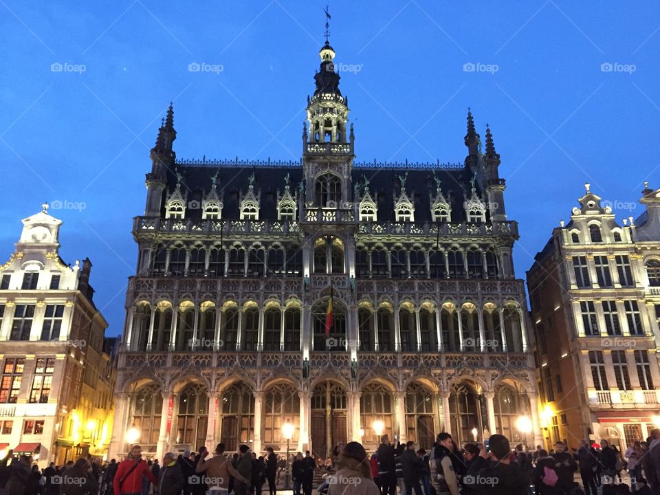 Bâtiment sous les lumières de la Grande Place de Bruxelles