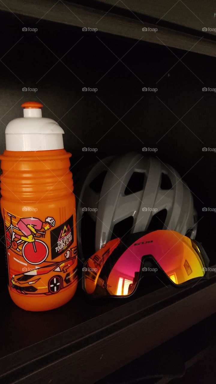 Drinking water for me is an integral part of doing my job, it is one of the main points to achieve the goal of finishing the race. Cold or hot, but no one cancels drinking water :) if you don’t want to earn dehydration. i am a cyclist.