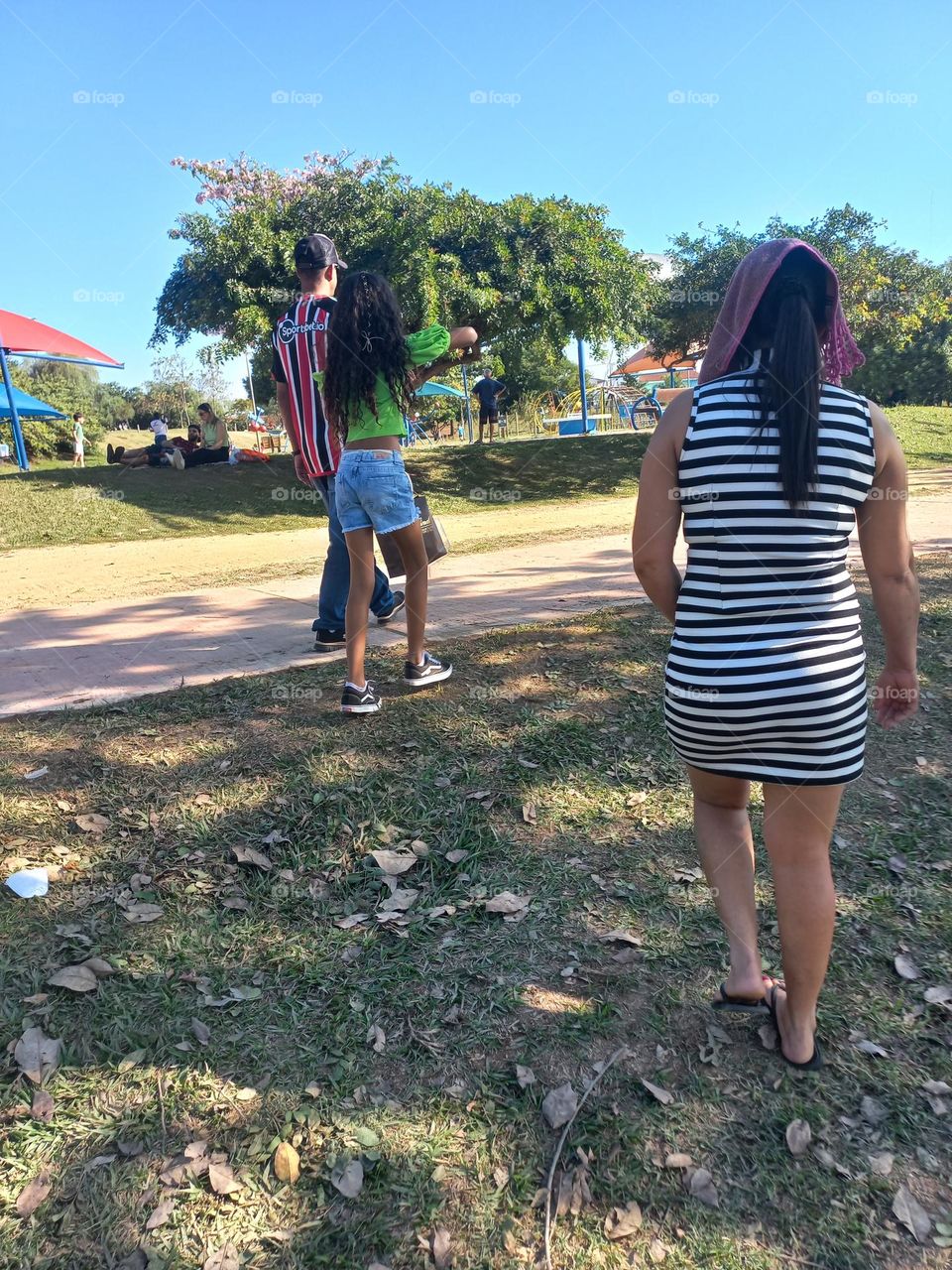 No verão as pessoas reagem com maior positividade e alegria, pois a luz solar é capaz de estimular a produção de serotonina, um neurotransmissor responsável pelo controle do humor e da energia do corpo