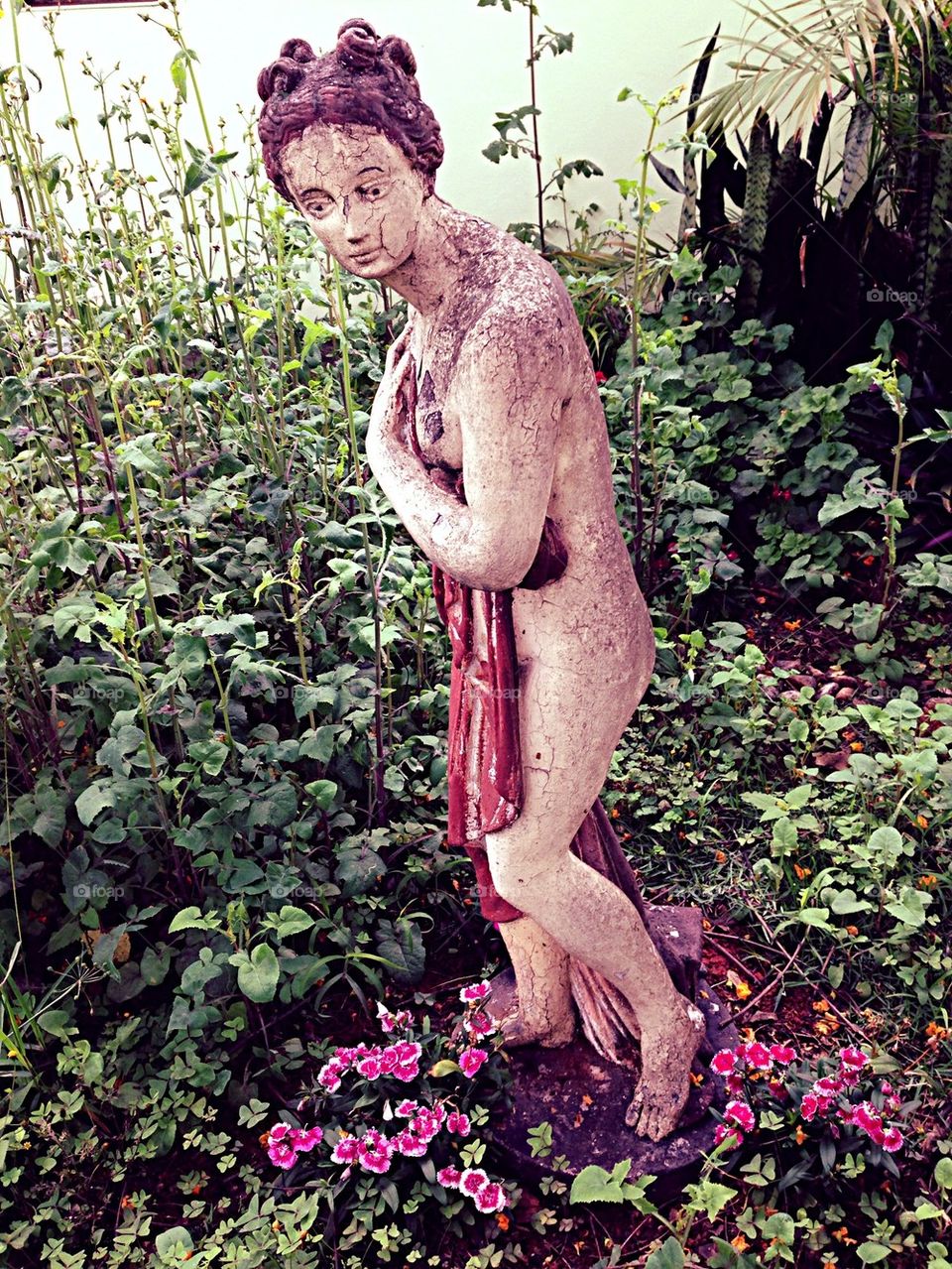 woman flower alone statue by guilherme.degani