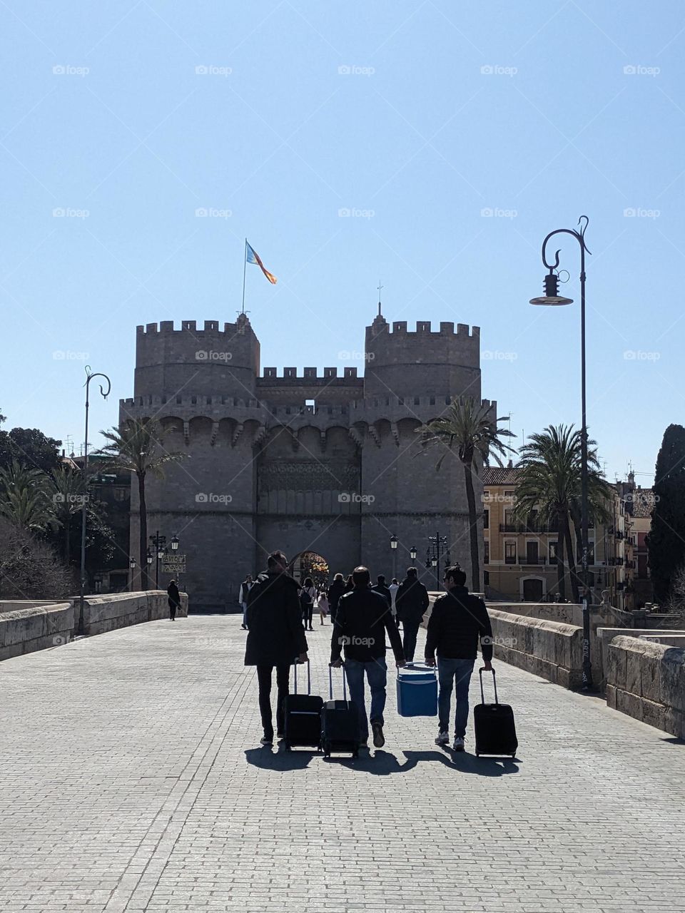 best friends trip under sunny days