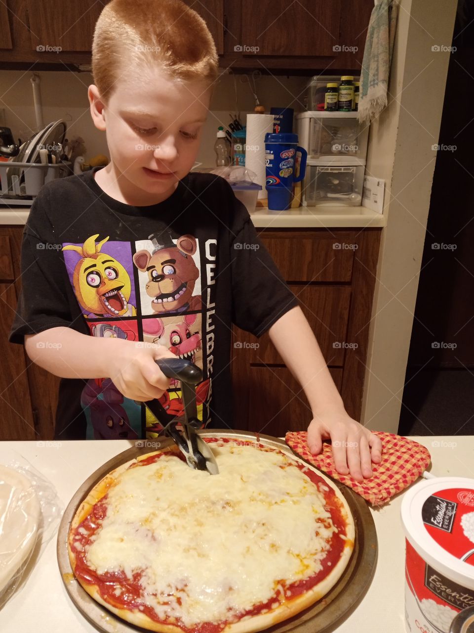 cutting kid pizza