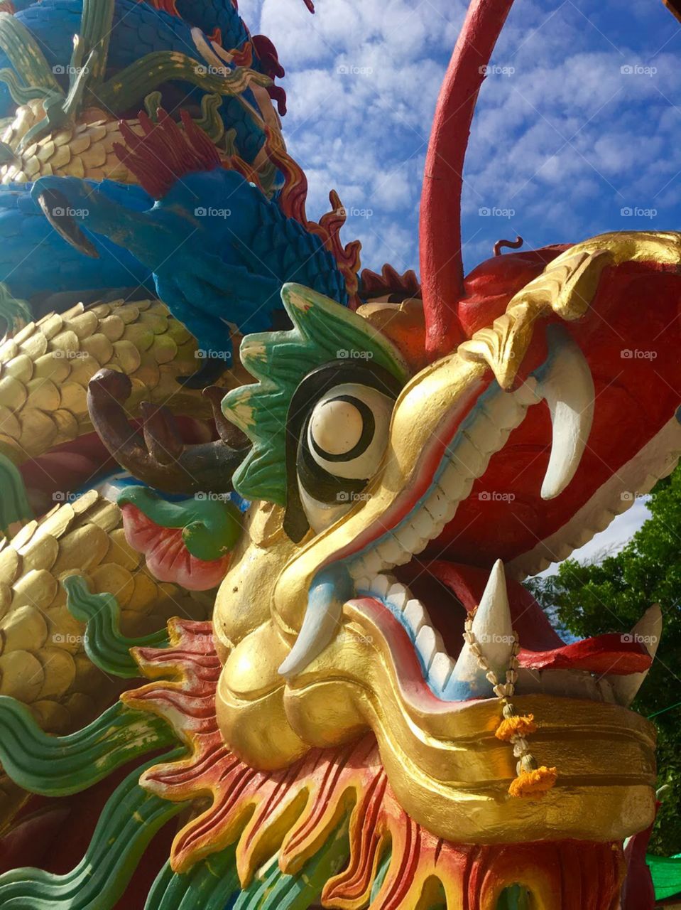 Chinese dragon statue showing off it bright colors for all to see