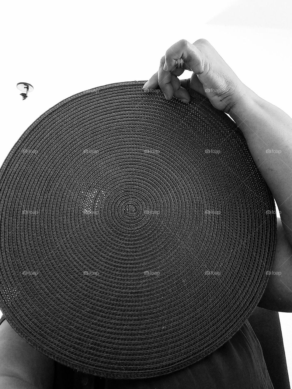 Círculo, é a união  de uma circunferência  com todos os pontos internos a ela. A Circunferência  é apenas o contorno de um círculo.