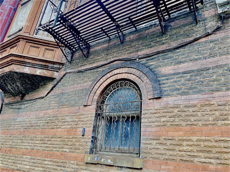 The arched window is only one detail this old style brownstone in “Clinton Hill”, Bklyn has to offer. There’s also offset levels on the upper floors and stucco ornaments. 2023. Hypnotic Productions