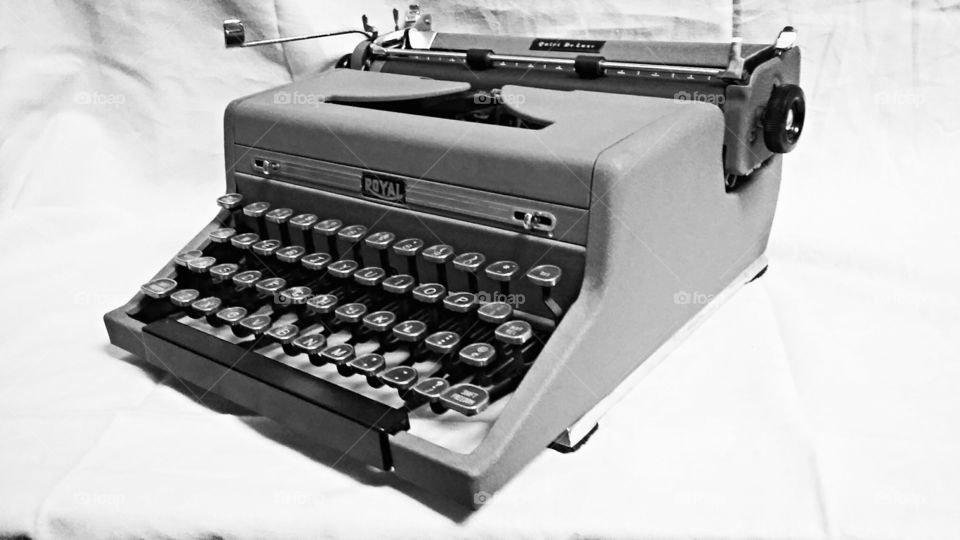 Royal Dreyfuss Quiet De Luxe Typewriter
