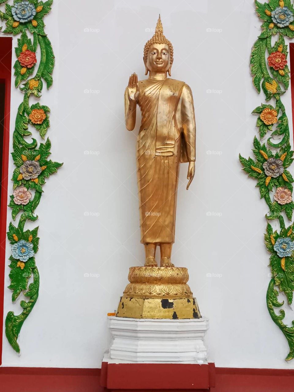 Vertical standing Buddha is here for you for his kindness to give and bless. วัดท่ามะขาม วัดอาแปะโรงสี