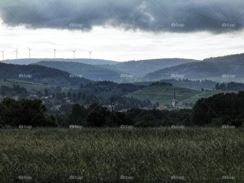 Les paysages de la campagne, éoliennes, église et champs
