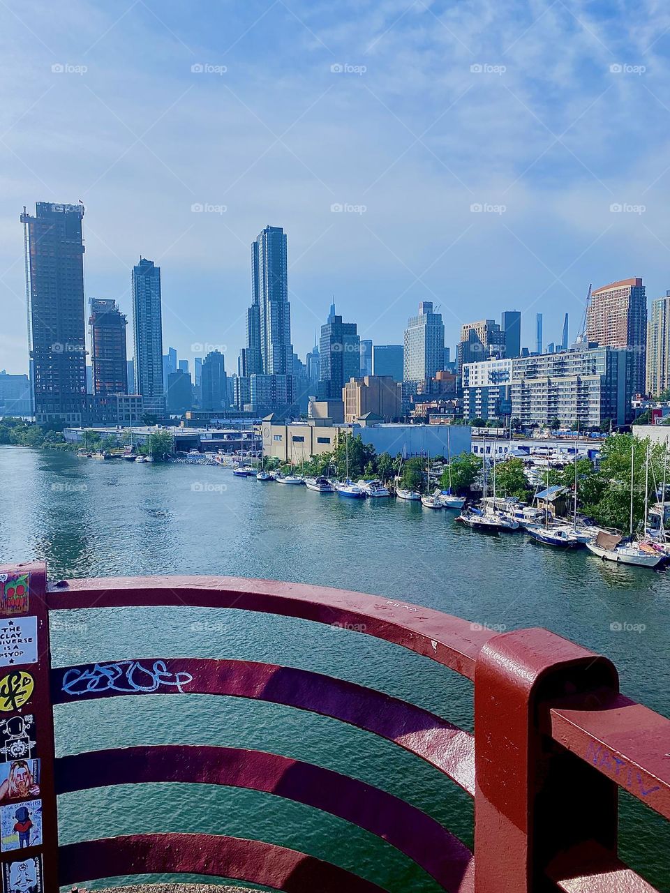 This is a spectacular view of NYC from the „Pulaski Bridge“ at „Newtown Creek“ in LIC, Queens. From nearby construction sites to the skyscrapers of „Manhattan“ and beautiful boats at the shore it can all be seen from here. 2023. Hypnotic Productions