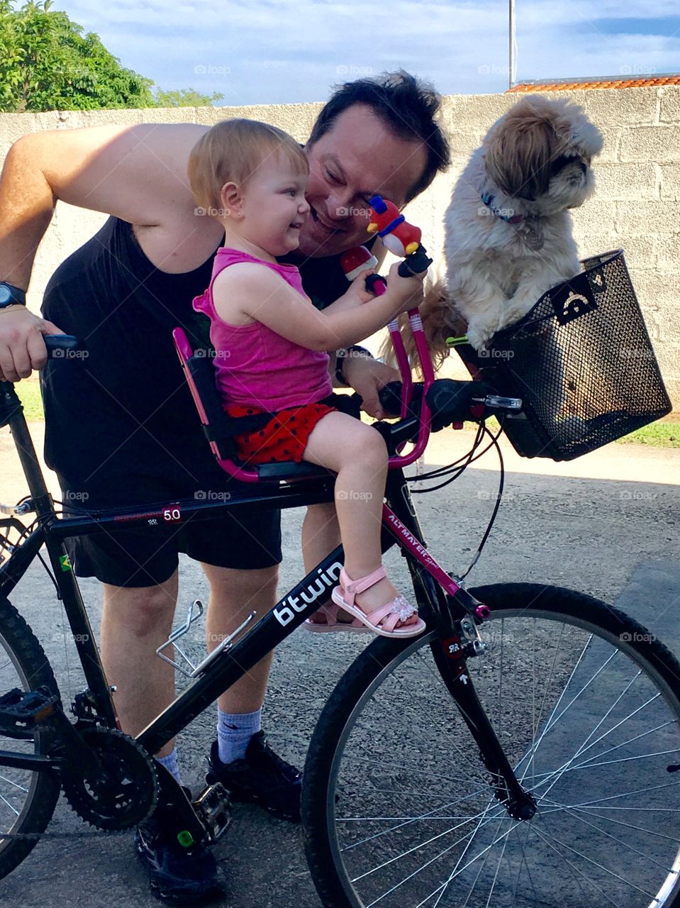 Cycling in Brazil is always very good.  In the summer, there is no better program!  Here: me, my daughter and the puppy. / Pedalar no Brasil sempre é muito bom. No verão, não há programa melhor! Aqui: eu, minha filha e a cachorrinha.