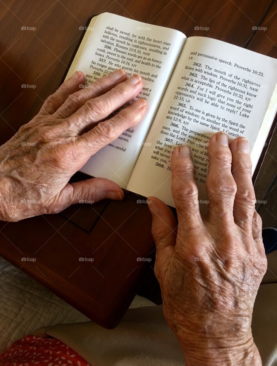 Aging hands reading