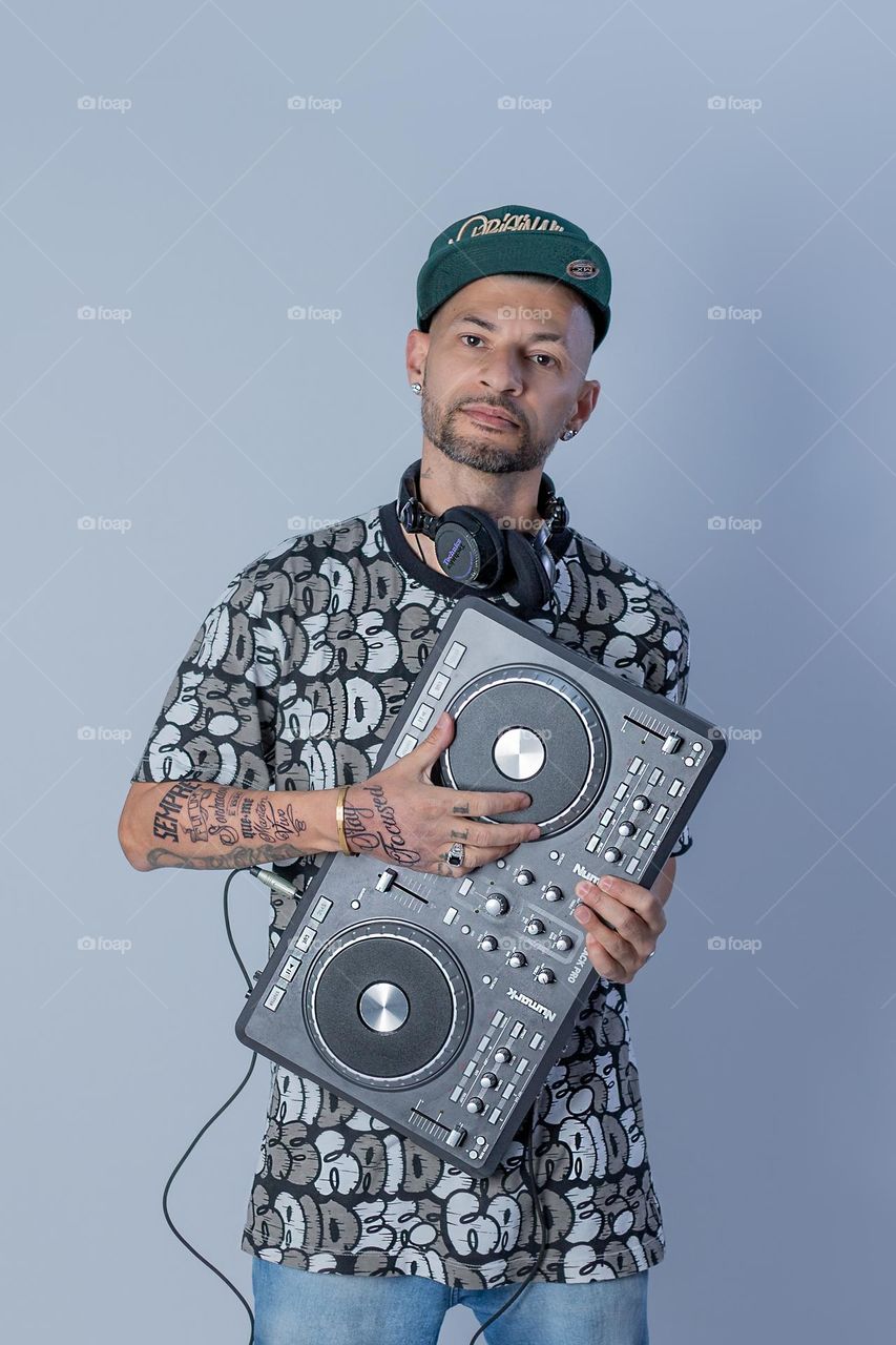 DJ com controladora
