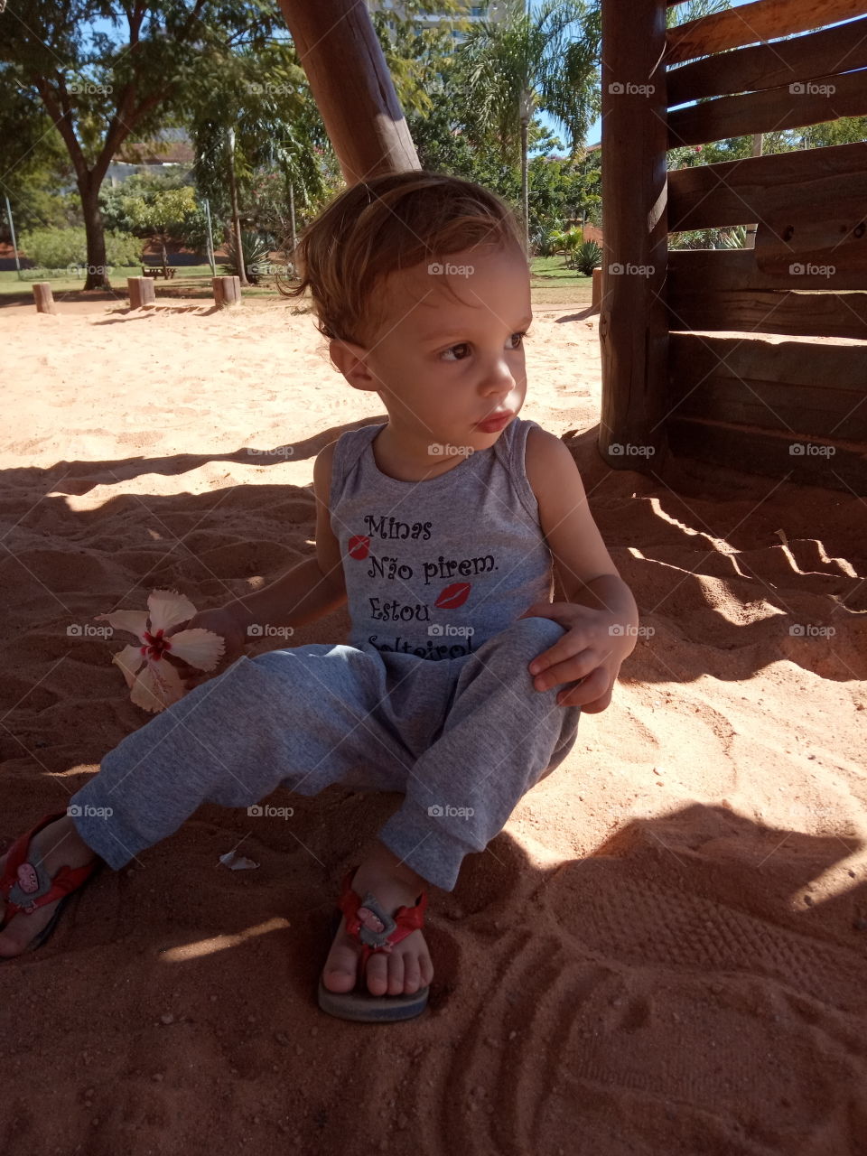 criança brincando na areia