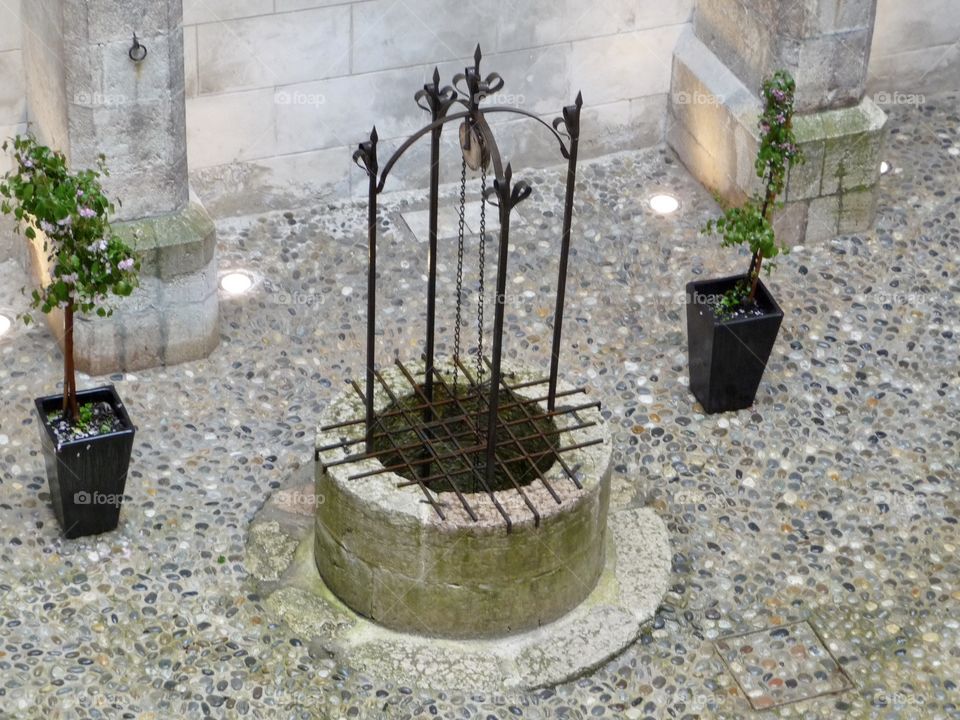 Metal . Old water well  . The structure was made in metal . 