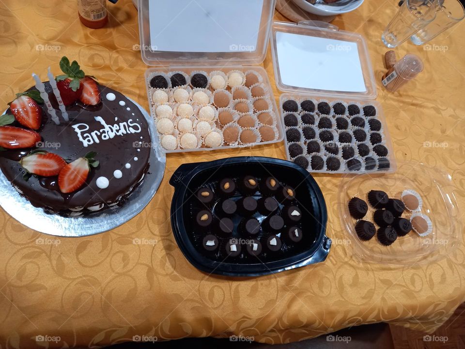 nada melhor do que comemorar com doces e bolo