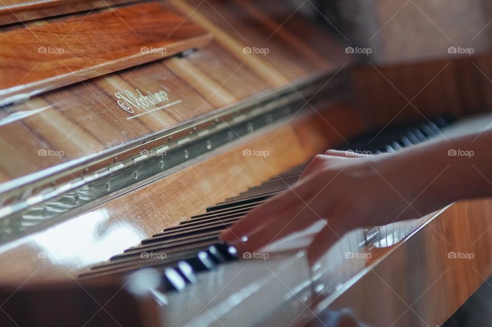 Girl playning on piano