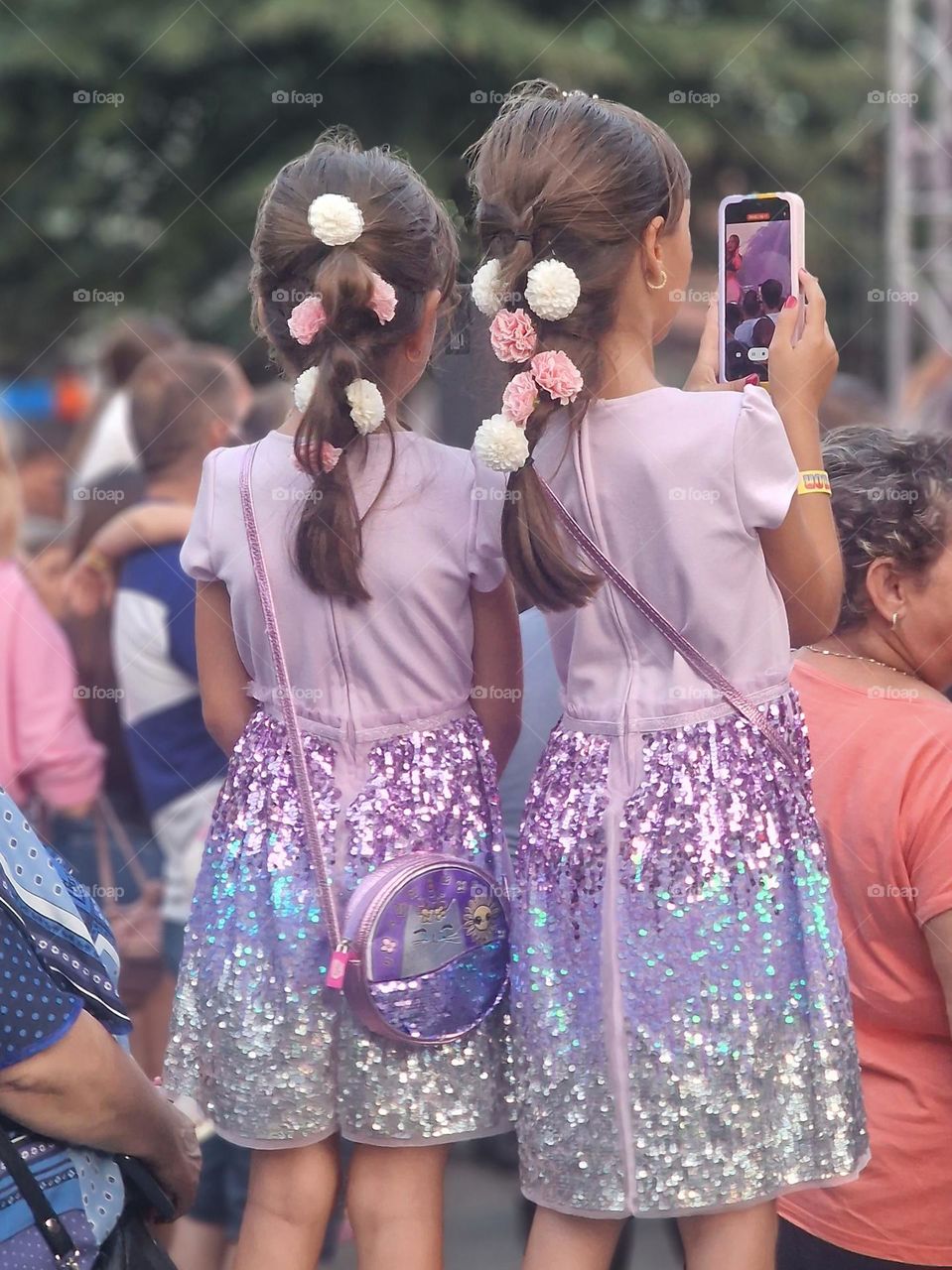 twins at the concert filming their favorite artist