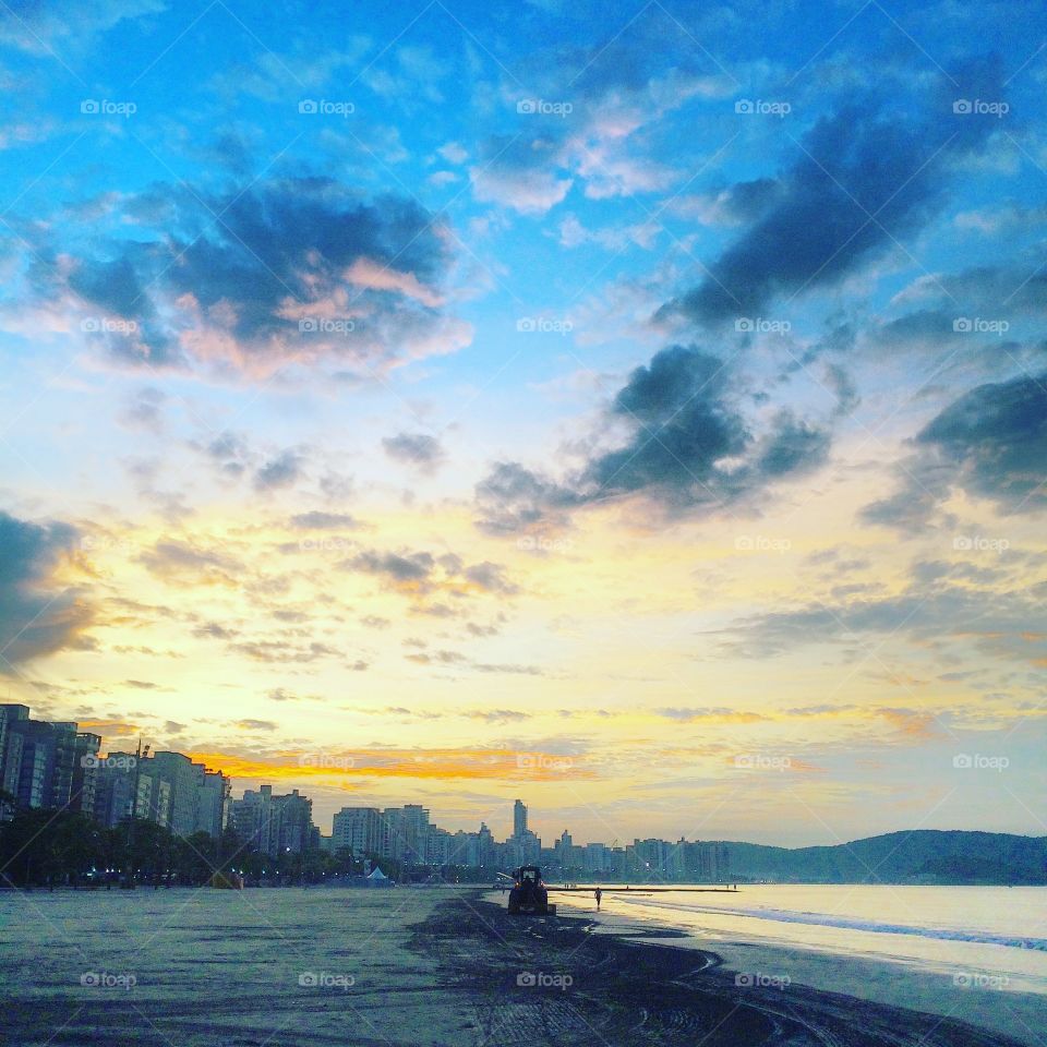 Um dia na Praia, contemplando o amanhecer e, vejam que curioso, um barquinho encalhado na areia!